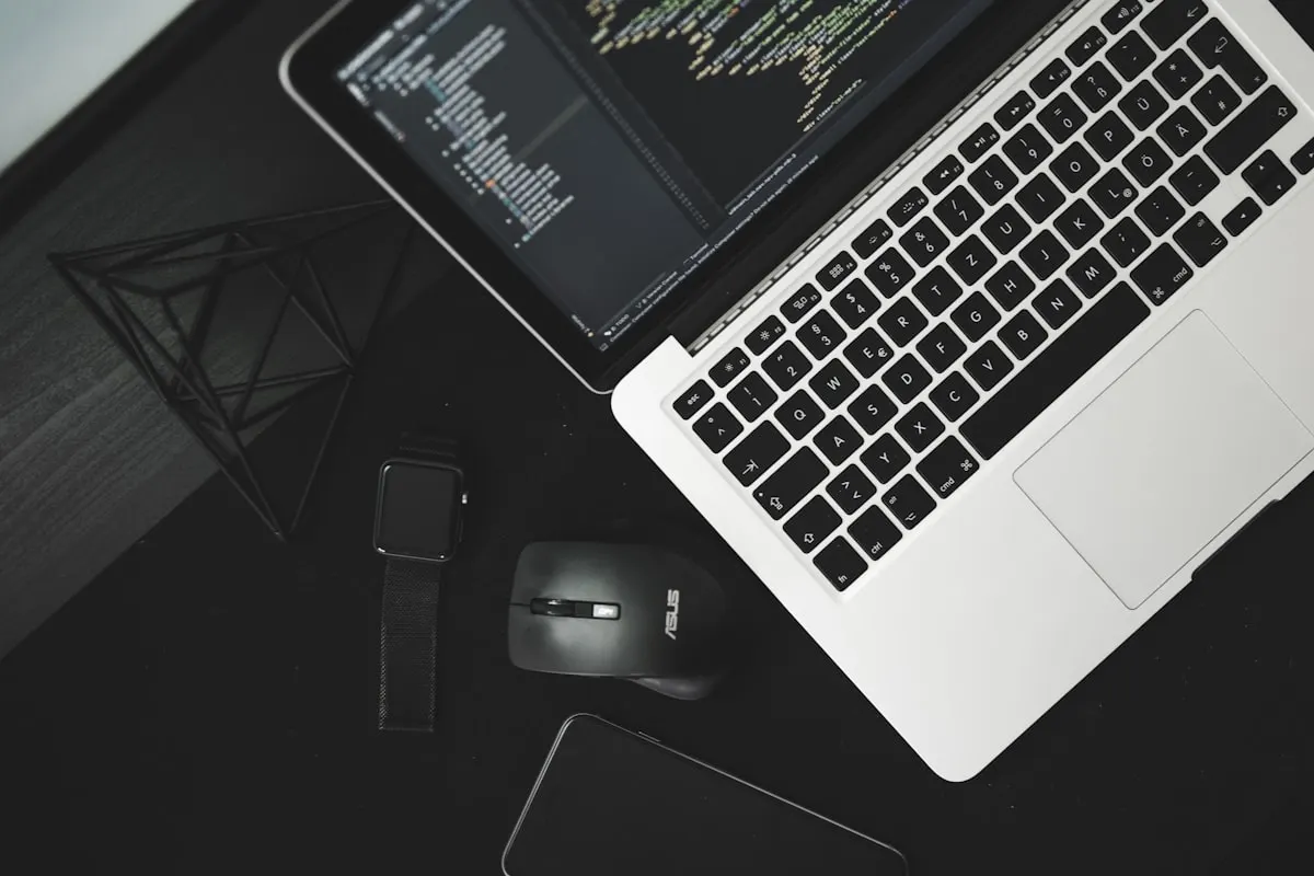 Personas usando tecnología y cuidando su privacidad digital